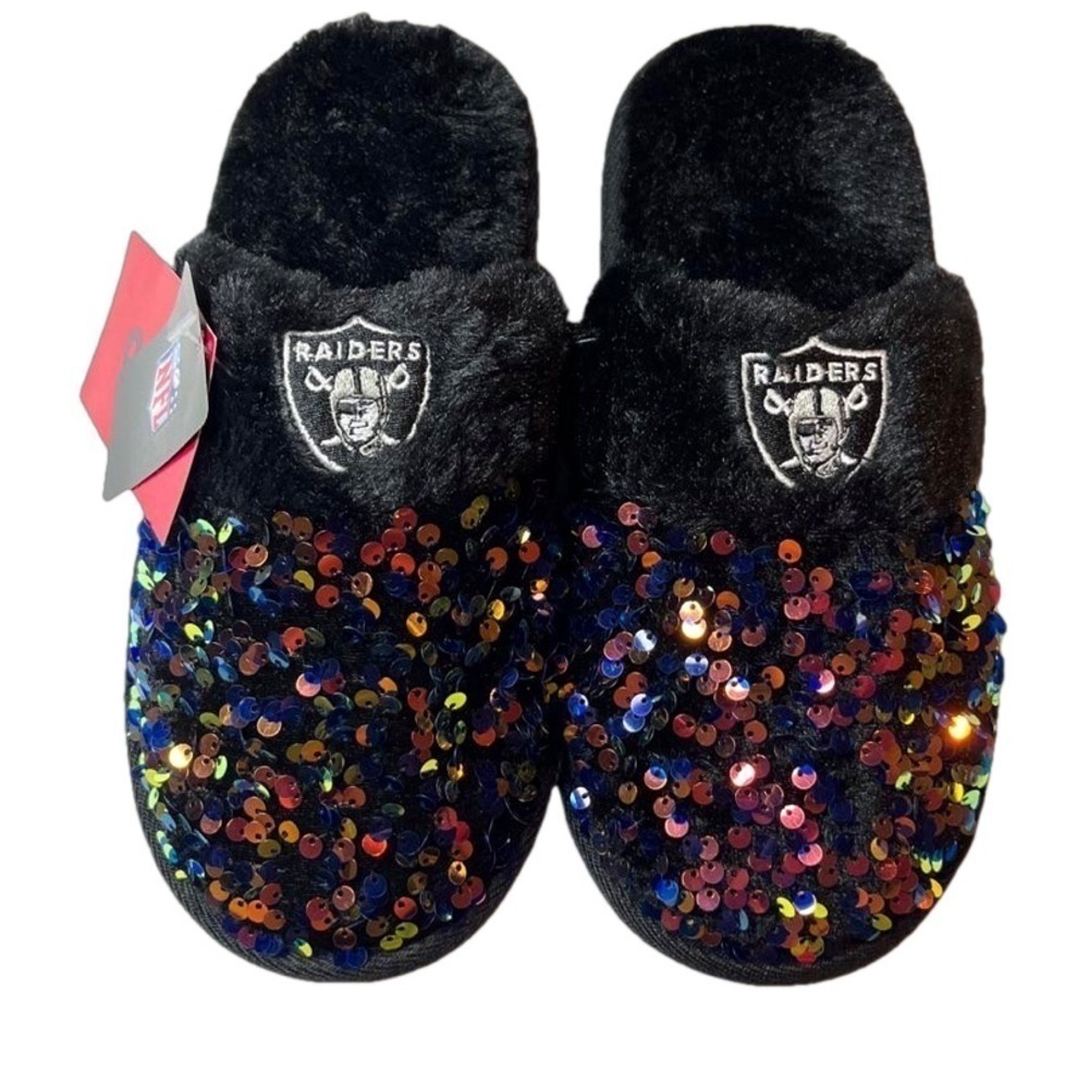 Women's Las Vegas Raiders Slippers, Size Medium (7-8)